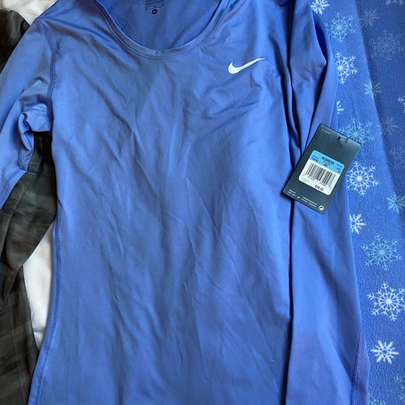 Athletic long Sleeve tops Bundle. (4 tops) - Picture 3 of 9